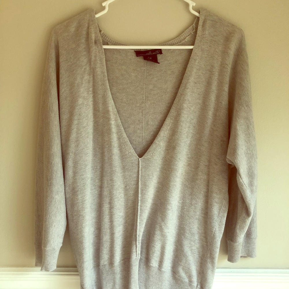 Women’s lightweight V-neck sweater